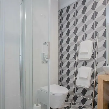 Liiiving In - Charming Downtown Delight Apartment *