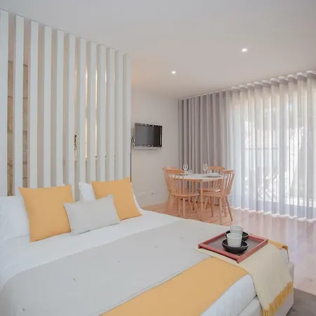 Liiiving In - Charming Downtown Delight Apartment *