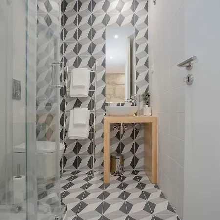 Liiiving In - Charming Downtown Delight Apartment *