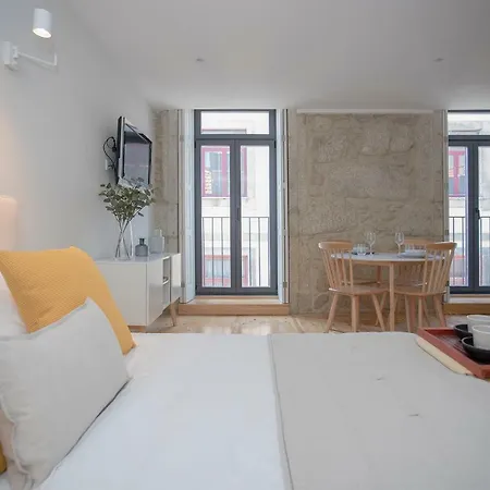 Liiiving In - Charming Downtown Delight Apartment