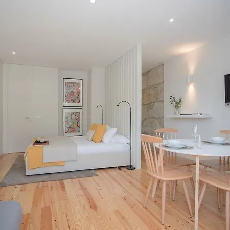 Liiiving In - Charming Downtown Delight Apartment