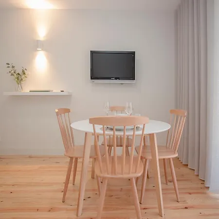 Liiiving In - Charming Downtown Delight Apartment