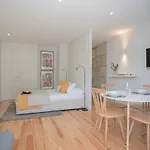 Liiiving In - Charming Downtown Delight Apartment