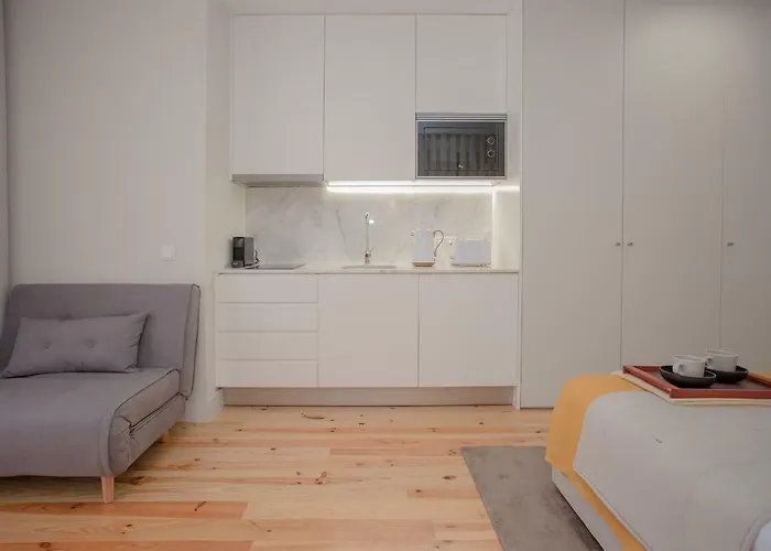 Liiiving In - Charming Downtown Delight شقة *