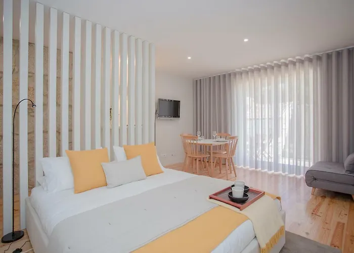 Liiiving In - Charming Downtown Delight شقة *