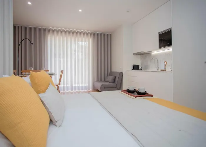 Liiiving In - Charming Downtown Delight 波尔图